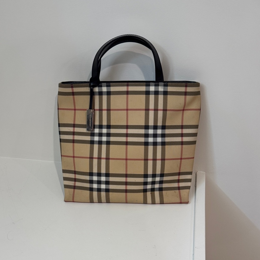 Burberry Black Leather Interior with Magnetic Closure